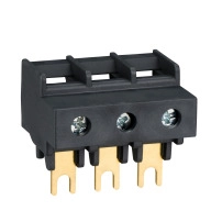 TeSys Deca клемен блок 3 фази, за 3-полюсни контактори LC1D09-D38. Той осигурява клеми с винтови скоби за кабели до 25 mm?. Green Premium